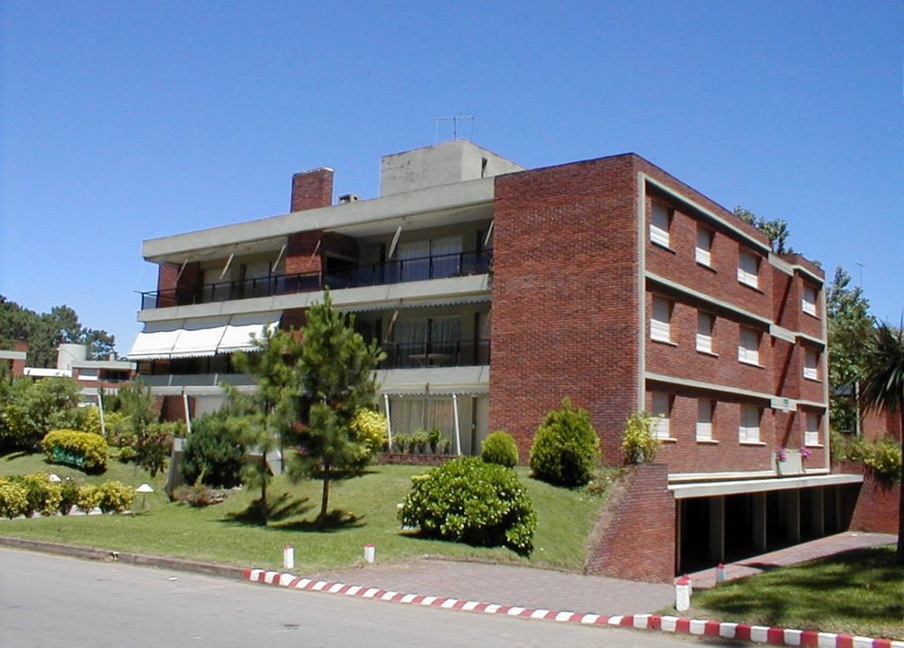 Fachada de Abedul — Playa Mansa, Punta del Este