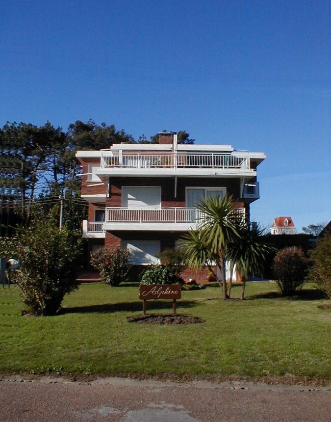 Fachada de Alphine — Aidy Grill, Punta del Este