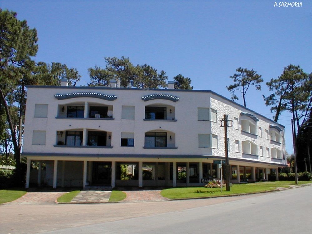Fachada de Bahia Azul — Playa Mansa, Punta del Este