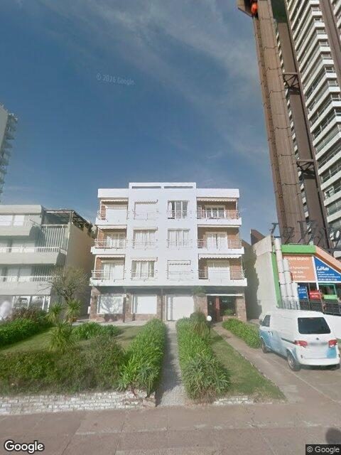 Fachada de Edificio Batovi — Playa Mansa, Punta del Este