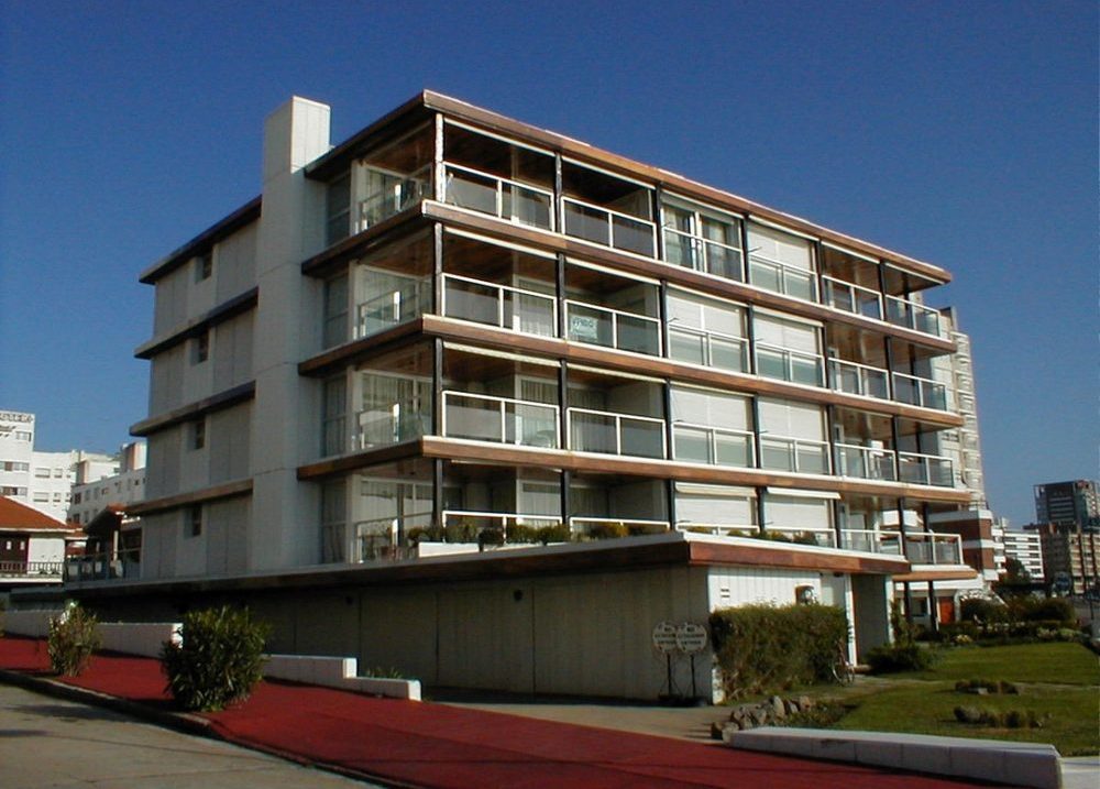Fachada de Brioni — Península, Punta del Este