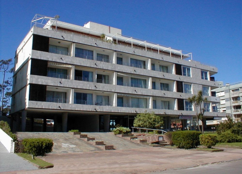 Fachada de Brisas del Este — Playa Mansa, Punta del Este