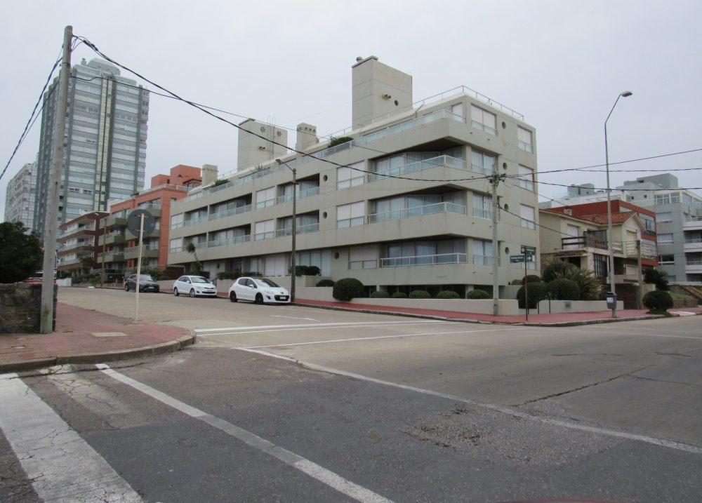 Fachada de Brisas — Península, Punta del Este