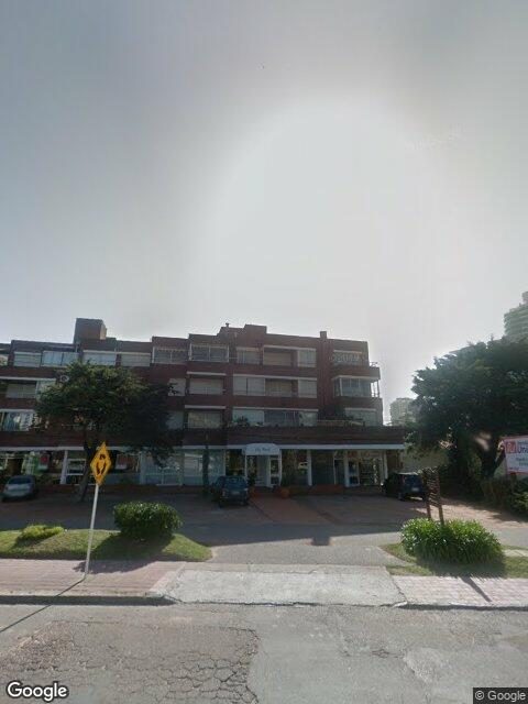 Fachada de Edificio Coq Hardi — Península, Punta del Este