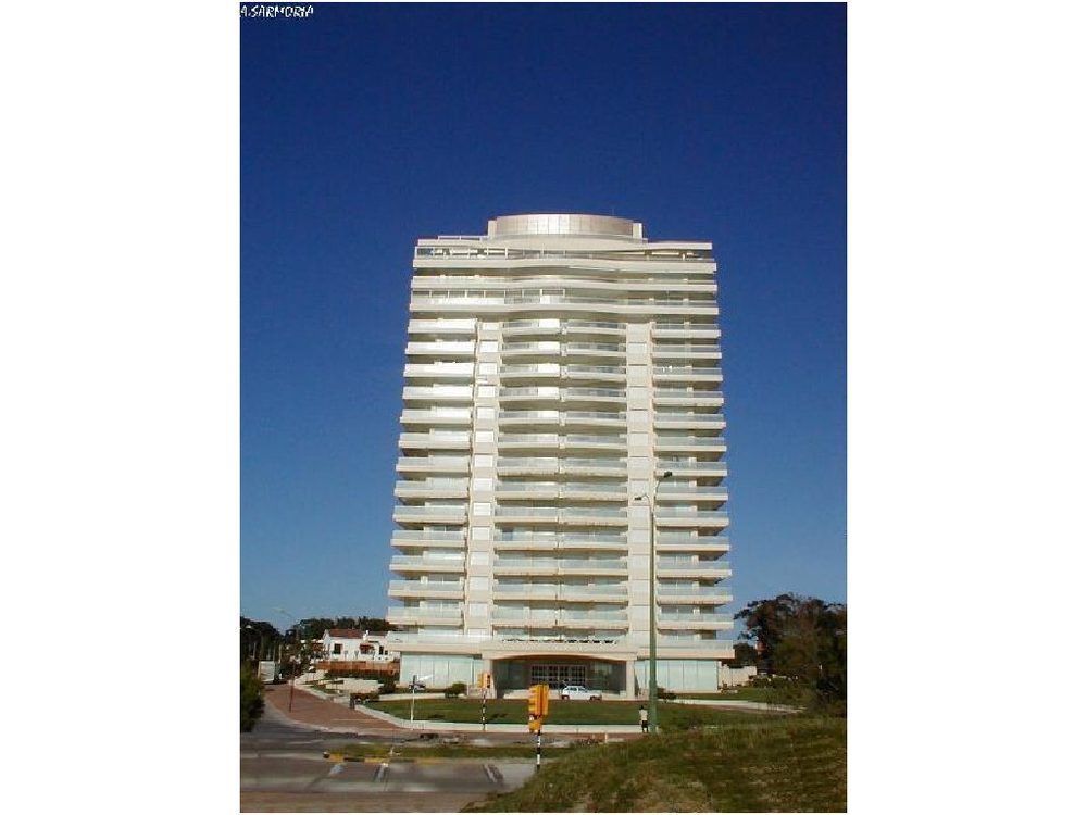 Façade de Coral Tower — Playa Mansa, Punta del Este