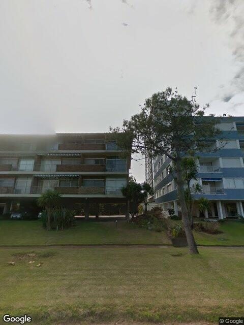 Fachada de Edificio Costanero — Playa Mansa, Punta del Este