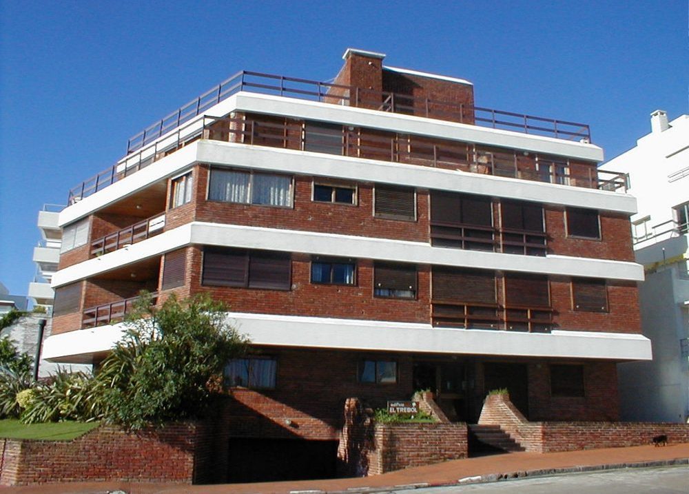 Façade de El Trebol — Puerto, Punta del Este