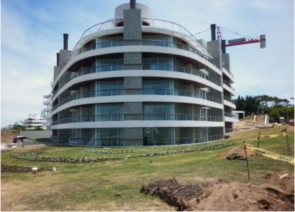 Fachada de Isabel — Pinares, Playa Mansa, Punta del Este