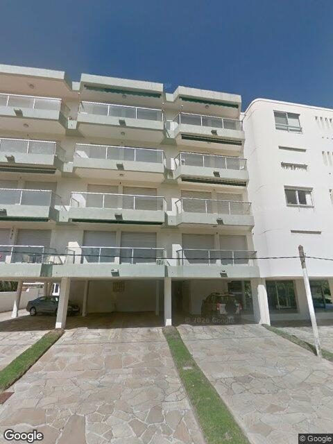 Fachada de Edificio Kingston Hill — Playa Mansa, Punta del Este