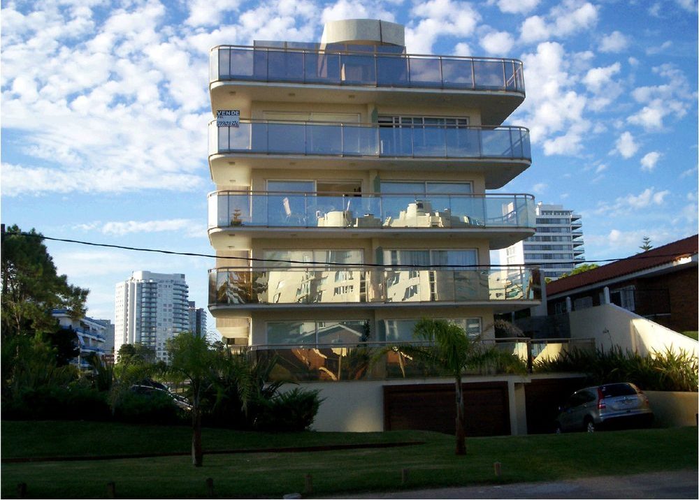 Fachada de Mare Azzurro — Playa Brava, Punta del Este