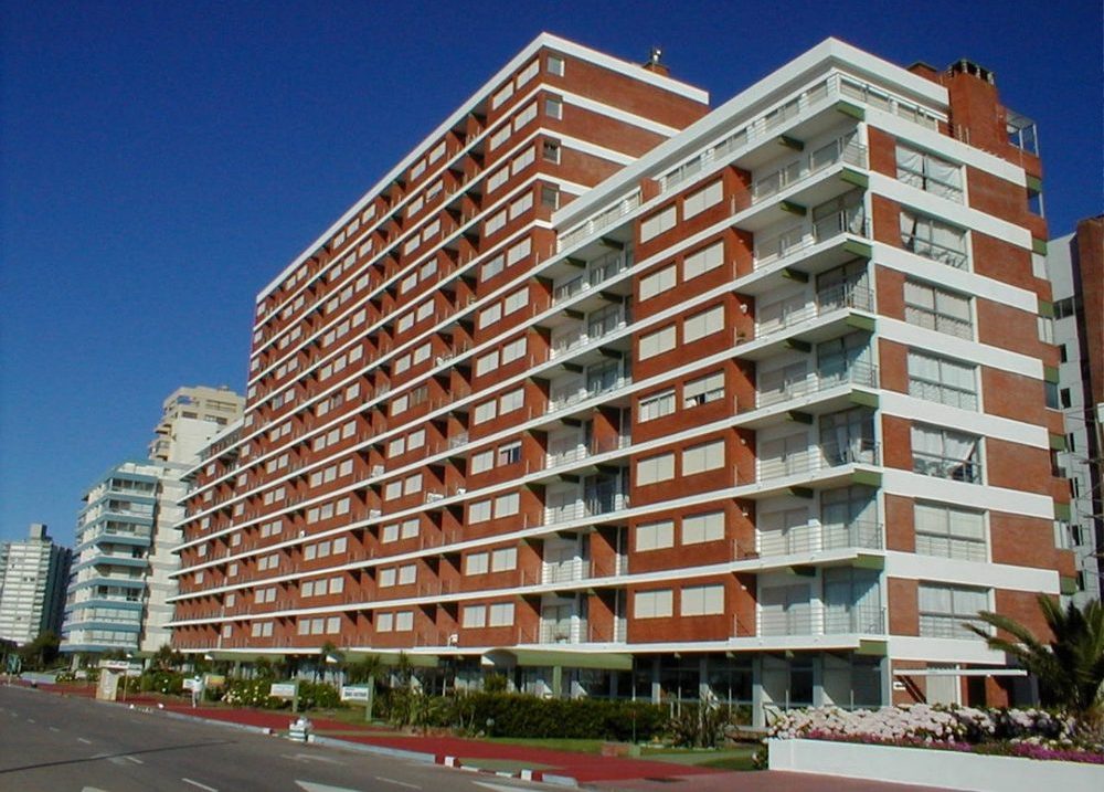 Fachada de Mare Nostrum — Playa Brava, Punta del Este