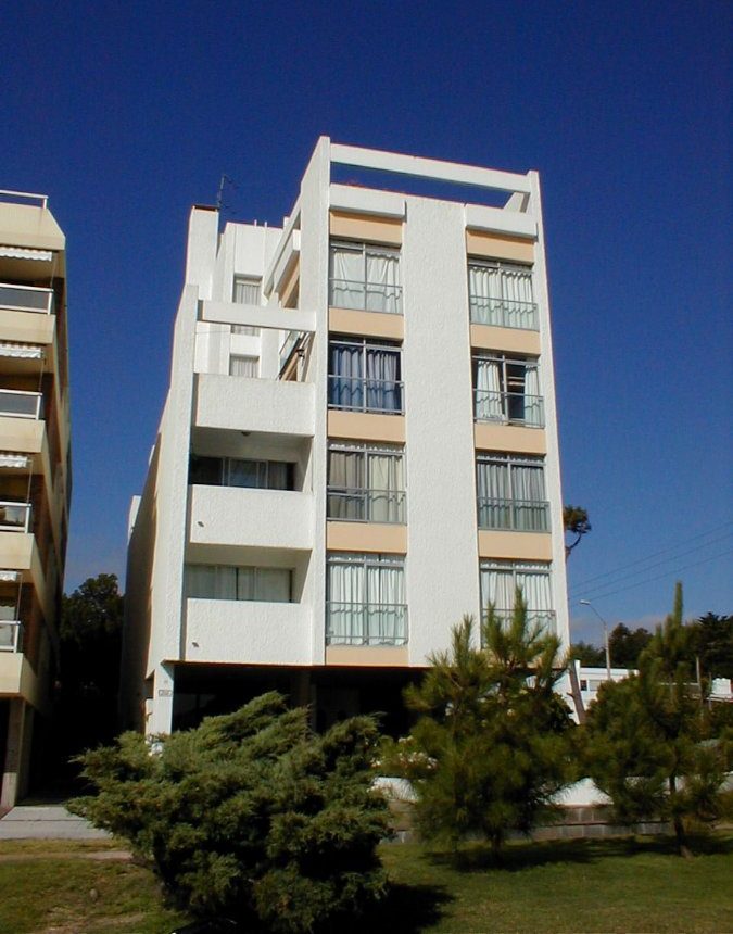Fachada de Mikeron — Playa Mansa, Punta del Este