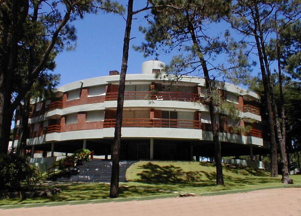 Fachada de Pharos — Playa Mansa, Punta del Este