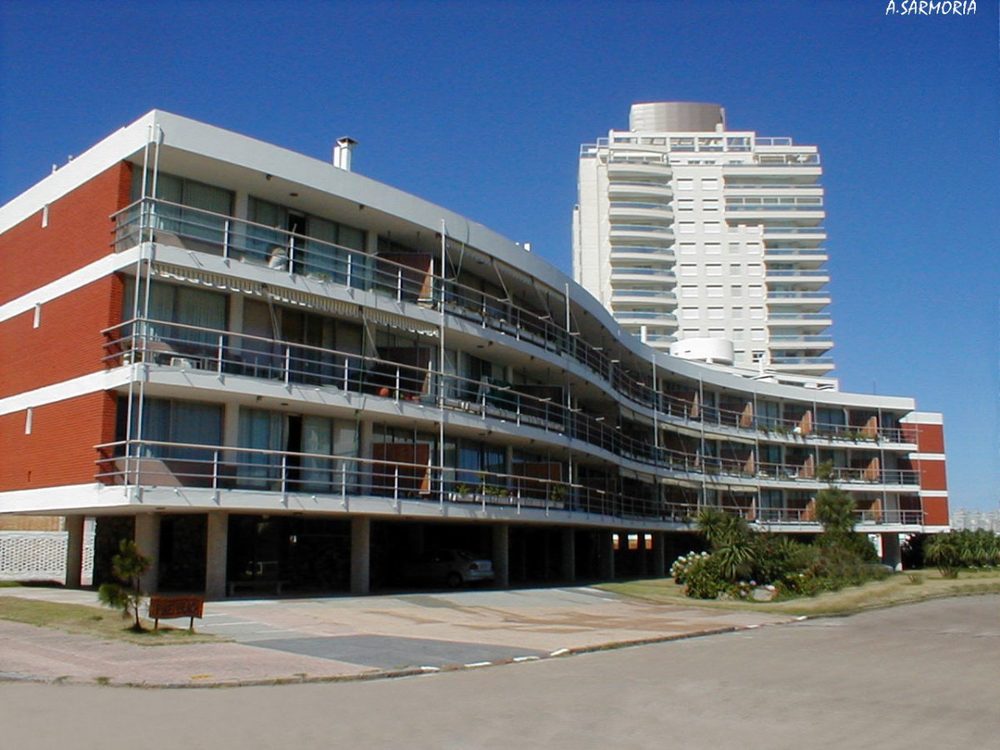 Façade de Pine Beach — Playa Mansa, Punta del Este