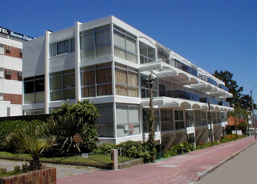 Fachada de Rucamalen — Península, Punta del Este