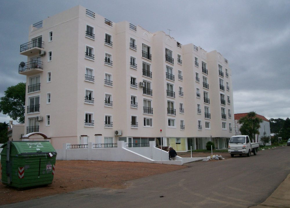 Fachada de Salto Grande Beach — Playa Mansa, Punta del Este