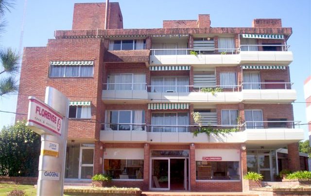 Fachada de San Telmo — Playa Mansa, Punta del Este