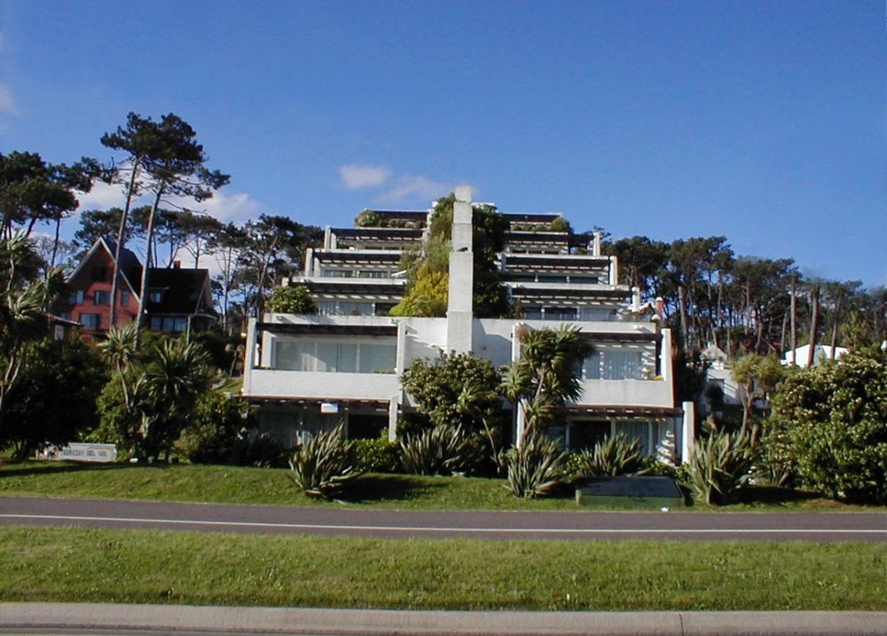 Fachada de Terrazas del Sol — Playa Mansa, Punta del Este