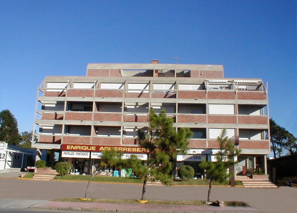 Fachada de Valle de Baztan — Playa Mansa, Punta del Este