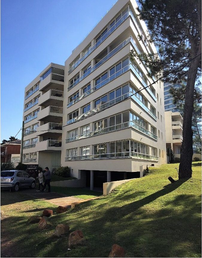 Fachada de Villalago — Playa Brava, Punta del Este