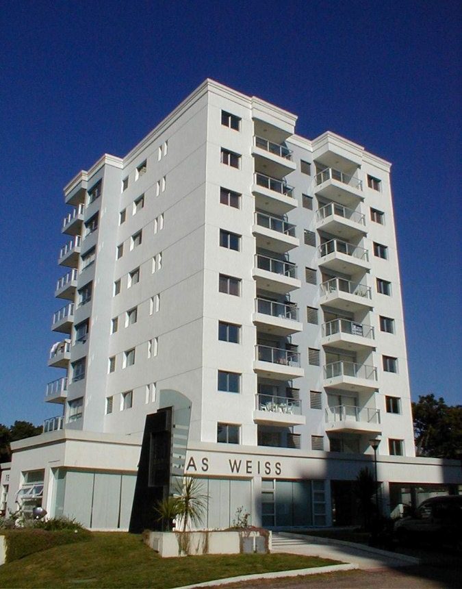 Fachada de Vivaldi — Av. Roosevelt, Punta del Este