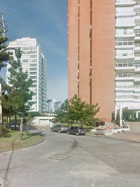 Façade de Paramount Tower — Playa Mansa, Punta del Este