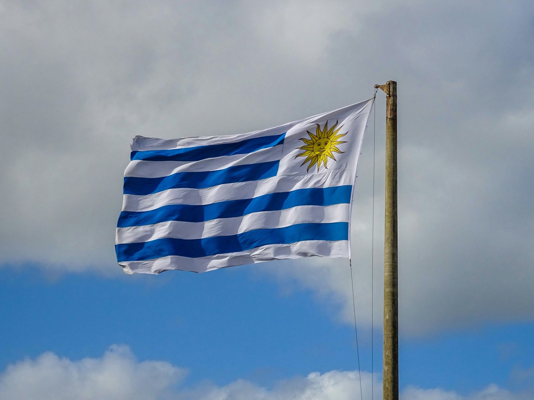 Bandera de Uruguay flameando contra el cielo