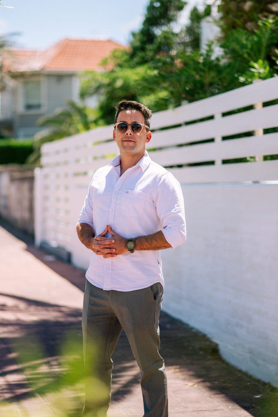 Santiago Pereyra en una calle residencial arbolada de Punta del Este