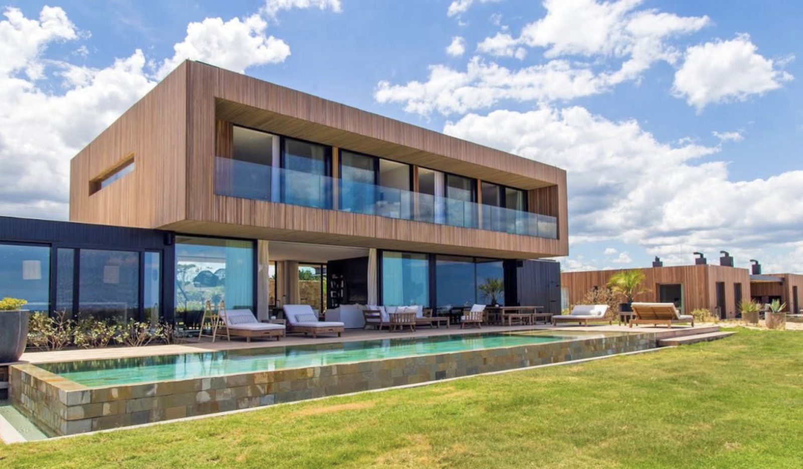 Casa contemporânea de madeira com piscina e jardim em José Ignacio