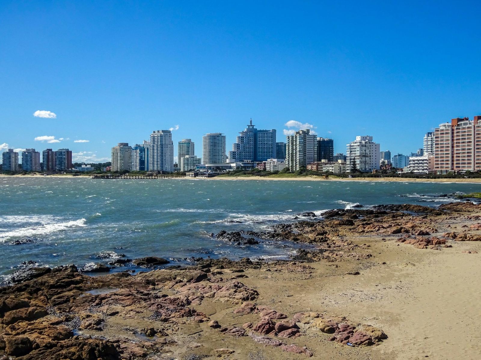 Costa rocosa de Punta del Este con la línea de torres frente al mar
