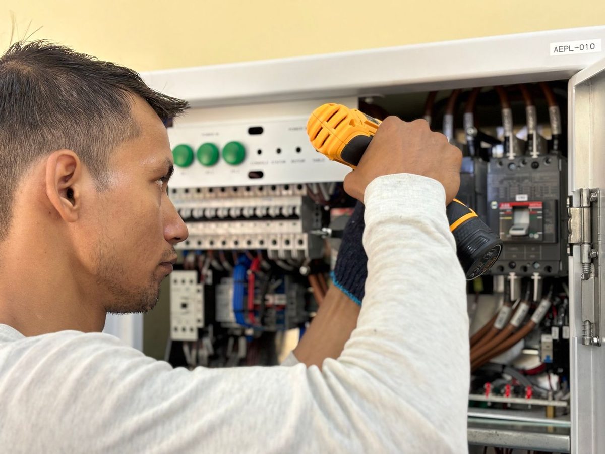 Electricista trabajando en el tablero eléctrico de una propiedad