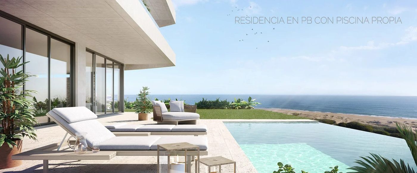 Terraza con reposeras y piscina privada frente al mar, en Manantiales