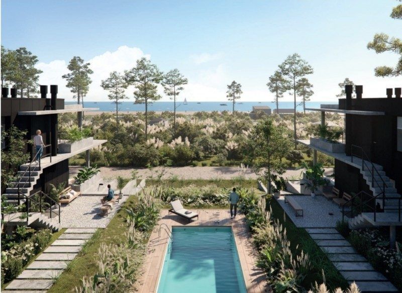 Render del patio con piscina entre los dos bloques y el mar con veleros al fondo