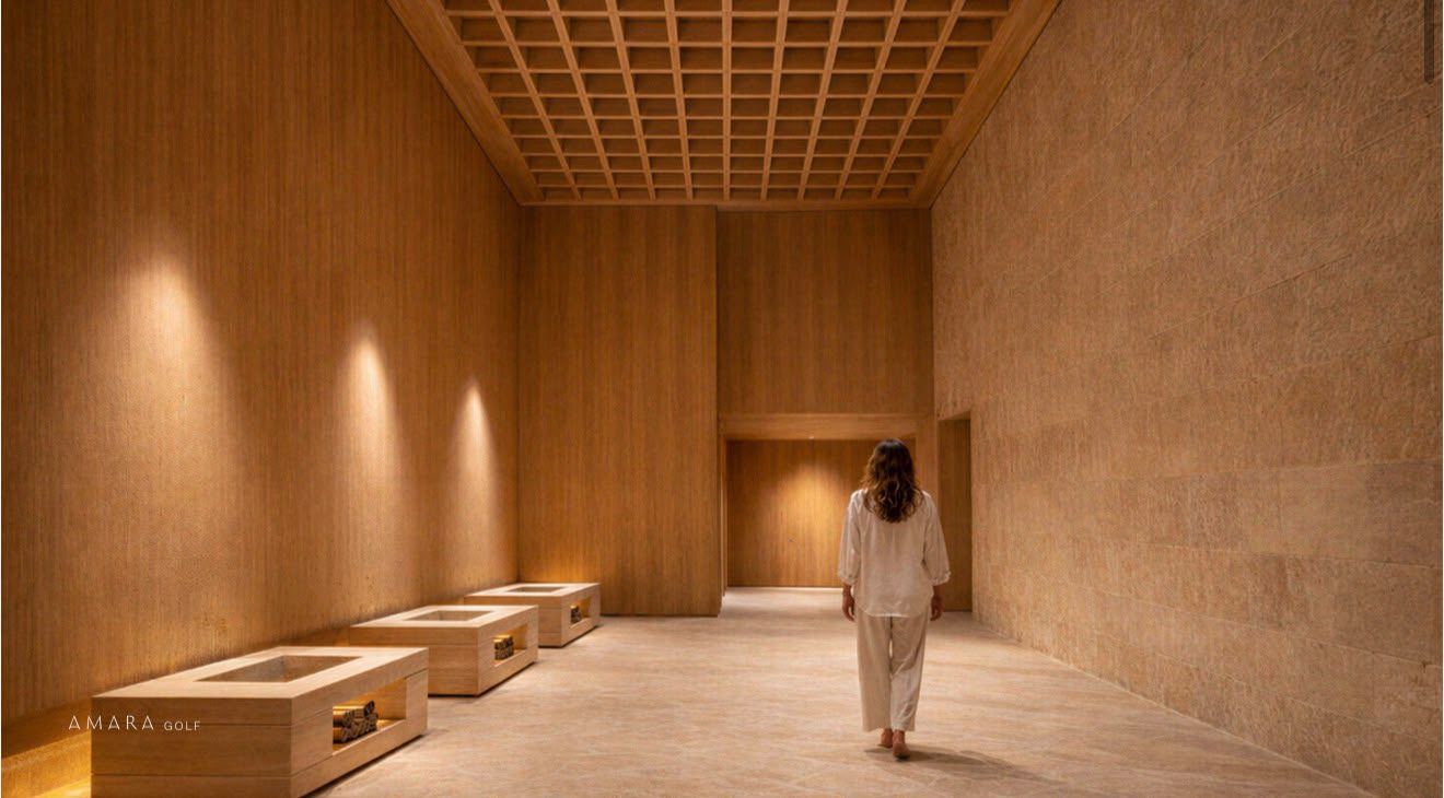 Render del hall del spa revestido en madera, con una figura caminando