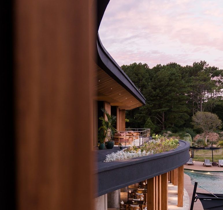 El alero del club house al atardecer