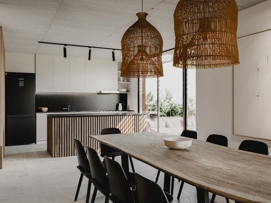 Render del comedor con cocina integrada y lámparas de mimbre