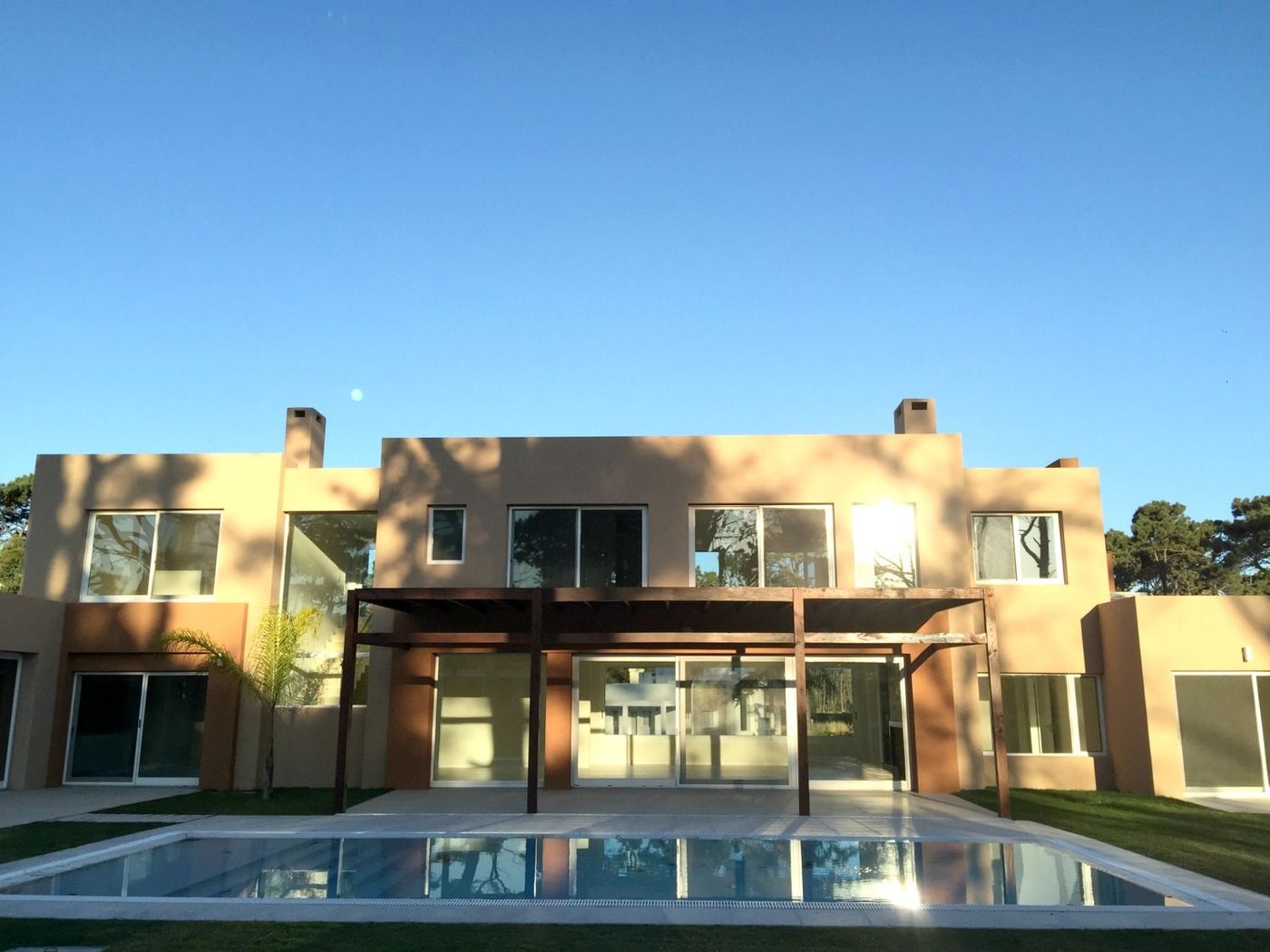 Casona con piscina fotografiada a contraluz