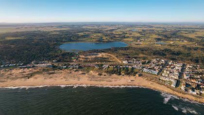 Aérea de Manantiales con la playa y la laguna