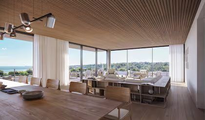 Render del comedor con techo de madera y vista abierta