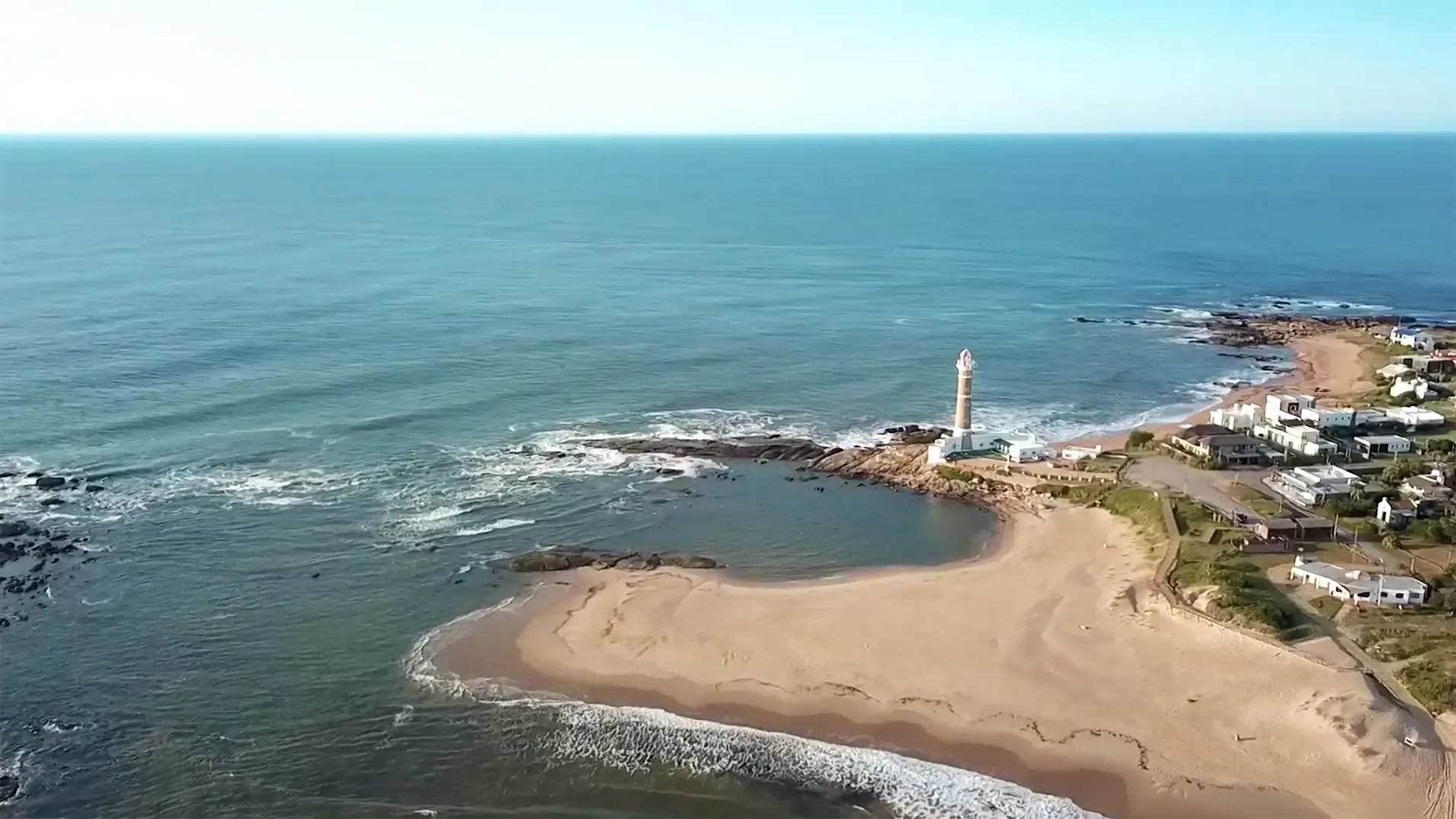 Aérea del faro y la punta de José Ignacio