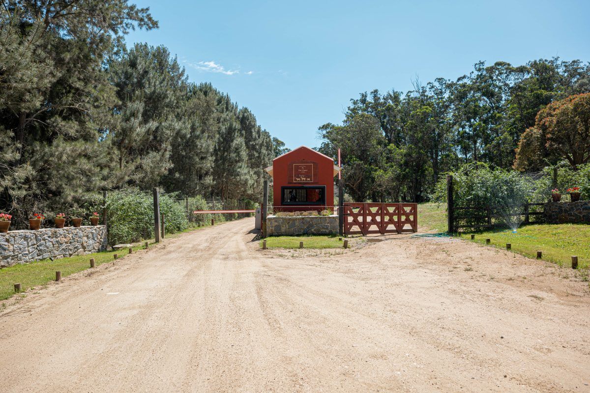 Acceso con la portería roja, la barrera y los muros de piedra