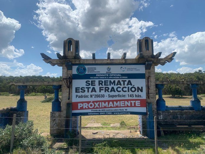 Portón de acceso al campo con una lona de remate de la fracción