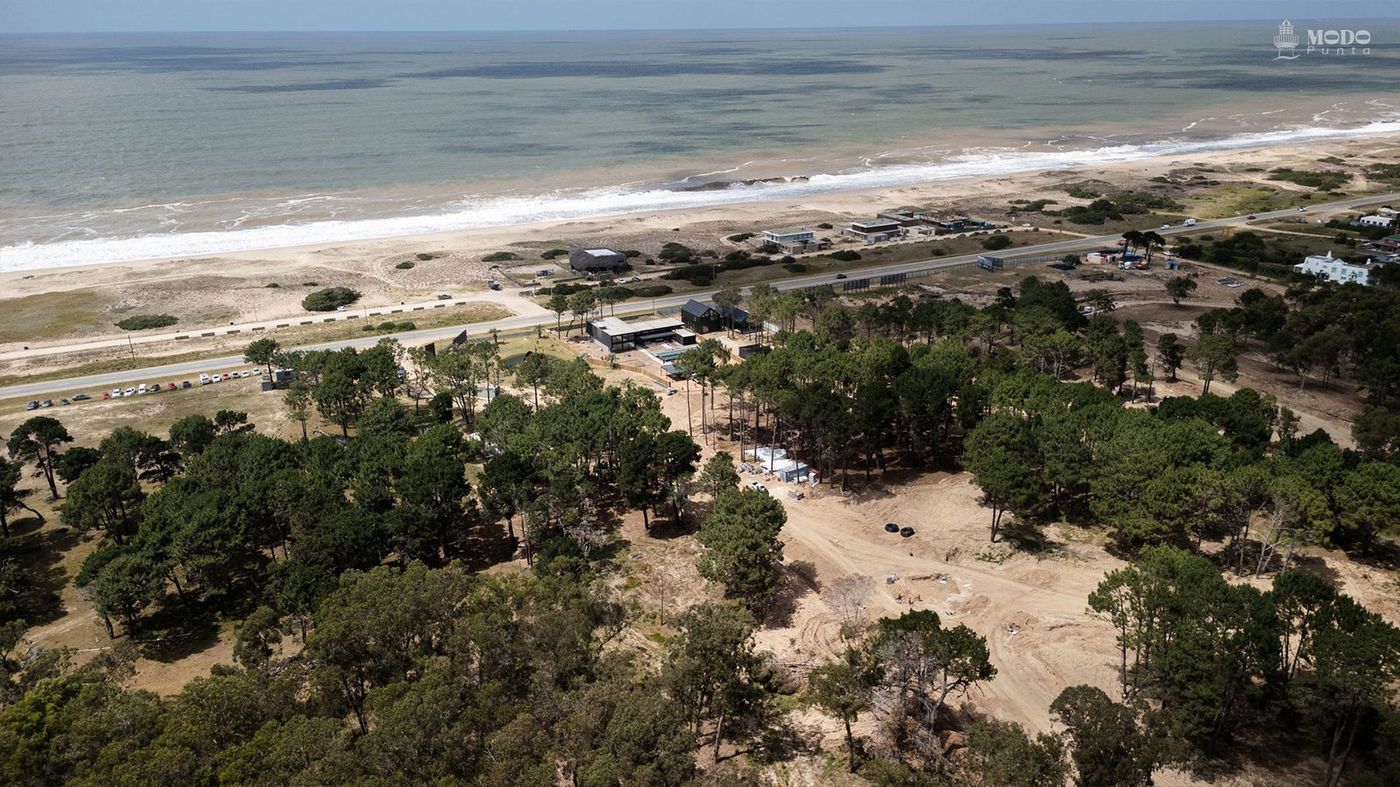 Aérea con la playa, la Ruta 10 y el predio con su pabellón