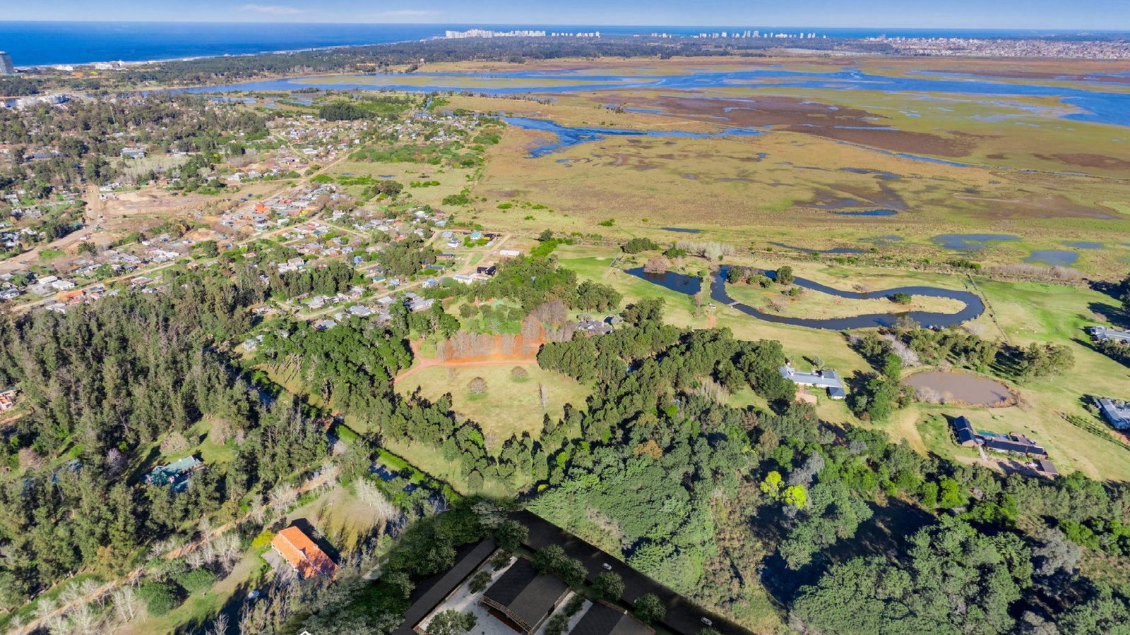 Vista aérea del entorno con Punta del Este al fondo