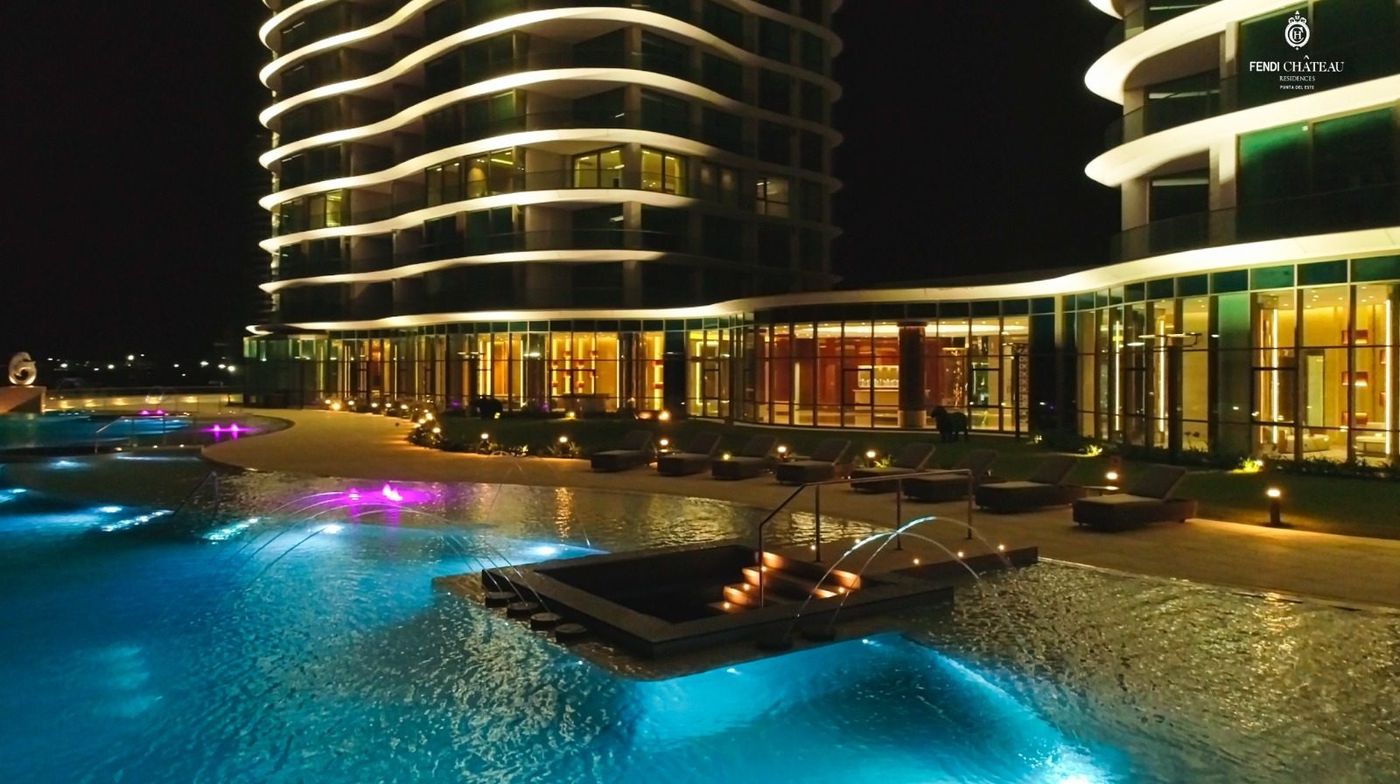 Piscina y espacios comunes de Fendi Château Residences en Punta del Este al atardecer