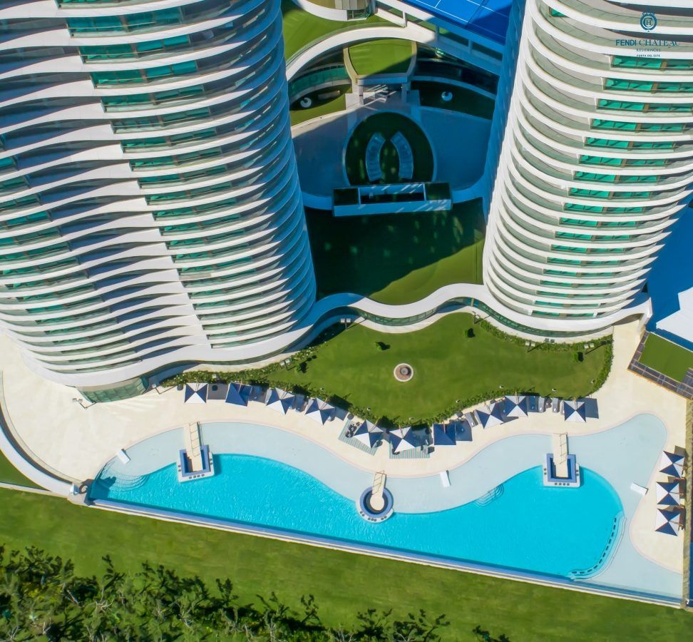 Vista aérea de las dos torres de Fendi Château Residences con la piscina de 150 metros entre ambas, en la Playa Mansa de Punta del Este