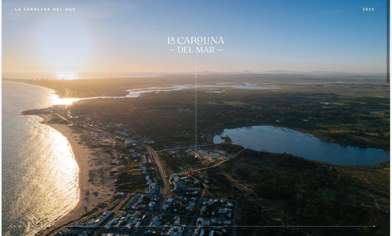 Aérea al atardecer sobre la costa de Manantiales, con la ubicación señalada