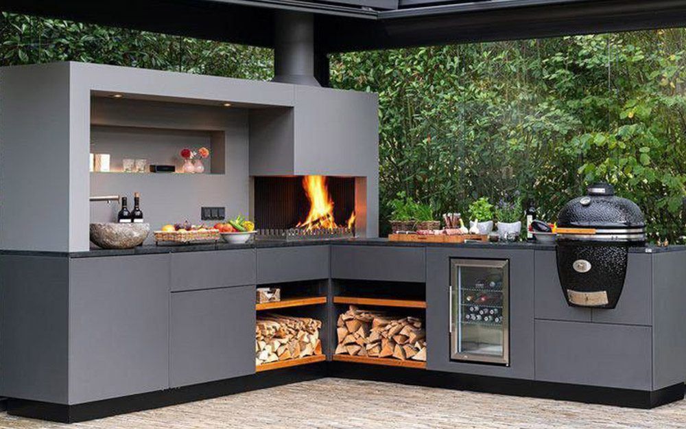 Cocina exterior con parrilla y kamado, imagen de referencia