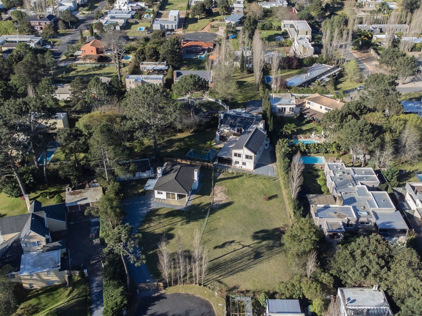 Aérea del barrio con los jardines, las piscinas y la arboleda