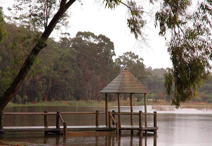 La laguna con el muelle y el gazebo, un día de lluvia